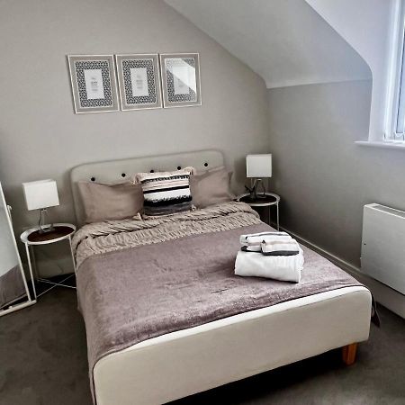 Lakeside Lux Bedroom With Parking, M4 Jct 11, Next To Train Station Ридинг Экстерьер фото