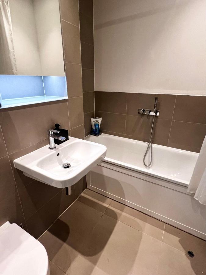 Lakeside Lux Bedroom With Parking, M4 Jct 11, Next To Train Station Ридинг Экстерьер фото